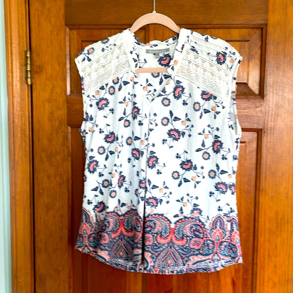 Women’s pattern, sleeves top.